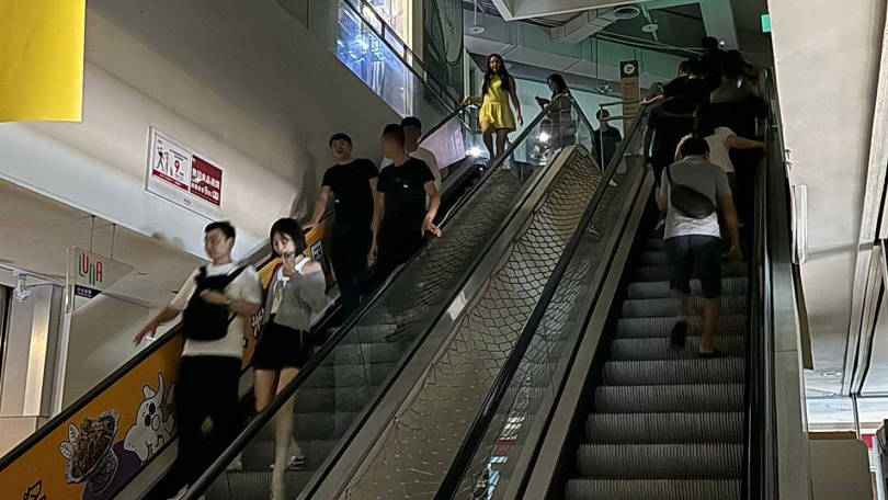 多數民眾只在意有沒有電,至於台電如何調度電力,不見得會關切,但是「停電」與「電價上漲」議題則是例外。圖為宜蘭神農商圈6月22日下午突然大停電(圖/報系資料照)