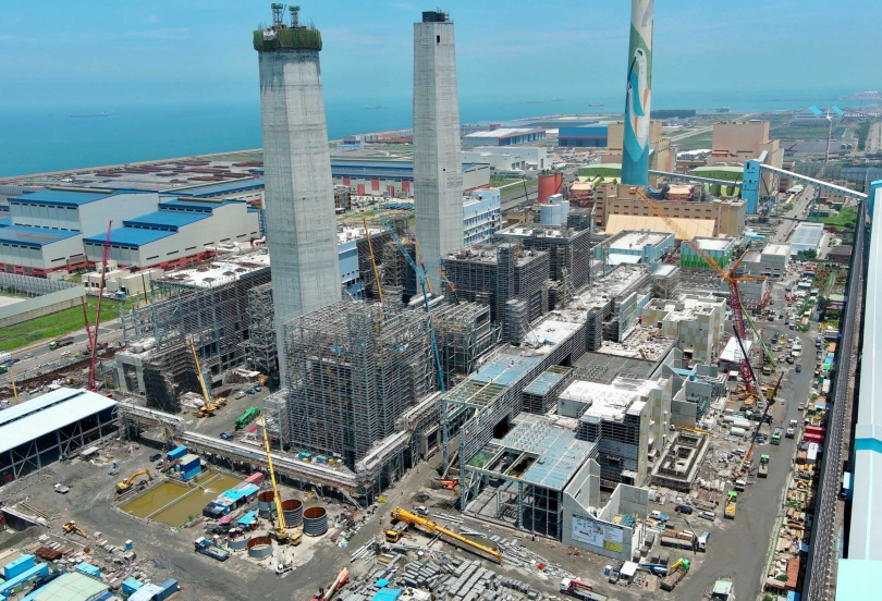 藍委主張中火每更換一部新機組,就要同步拆除一部老舊燃煤機組,不過,並未獲得經濟部與台電同意。圖為中火外觀,最右邊的煙囪是燃煤機組所有,圖中及圖左則為更換後的新燃氣機組(圖/台電提供)