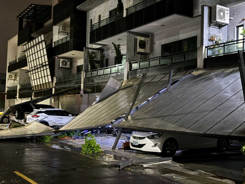 轎車全都被遮雨篷壓垮。(圖/嘉義綠豆大小事臉書)
