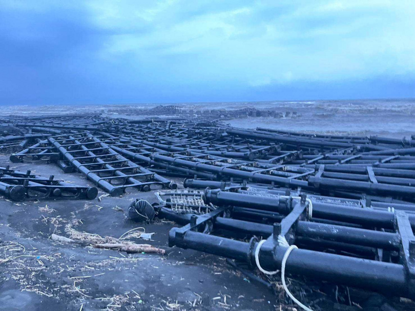 屏東沿海因風災散落的浮動台陽能平台究竟有沒有裝太陽能板，成「羅生門」，引發藍綠過招（圖／國民黨團提供）