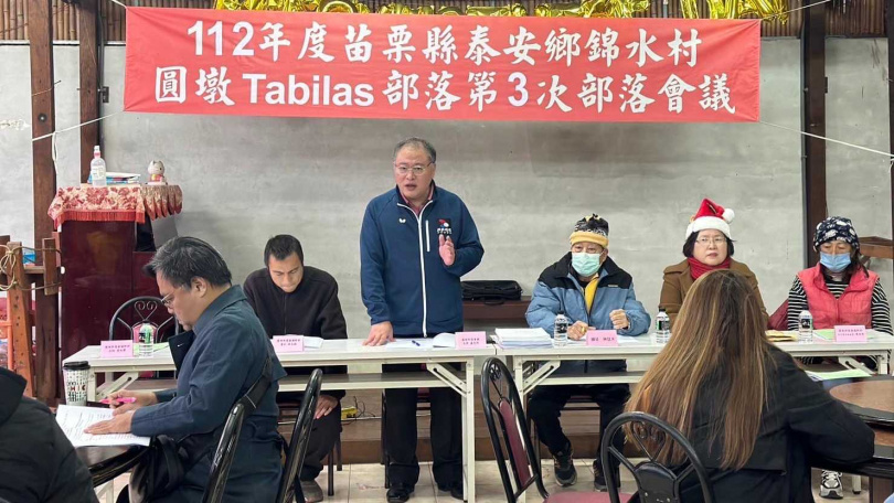 圓墩部落會議主席盧光明（站立者）說，進行中溫泉開發案座落包含該部落傳統領域的土地上，但在報送環評與開發許可過程中，苗泰安鄉公所竟未將圓墩部落列為「關係部落」。（圖／翻攝自盧光明臉書）