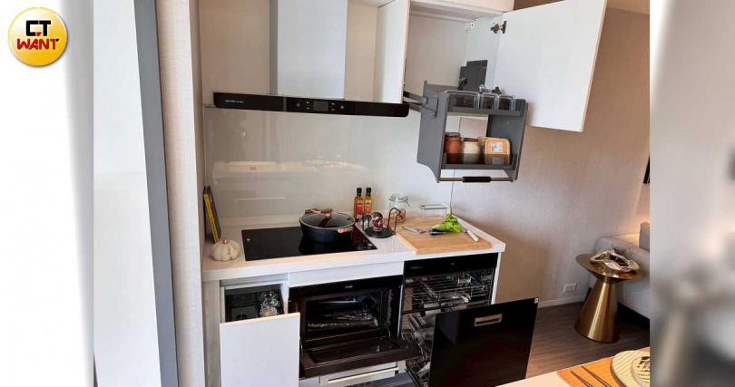 建商送的「精裝修」包括天地壁及電子衣櫥、洗脫烘衣機、IH爐、廚下型淨水器、掃地機器人，可省下至少百萬元裝潢費。（圖／林榮芳攝）