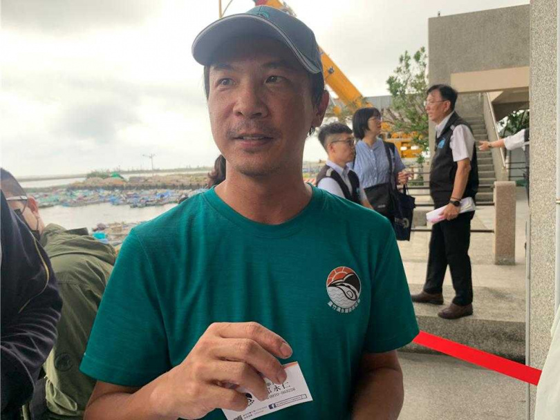 北門區受災蚵農邱永仁建議，市政府應趕緊接洽台積電基金會的專業工程及志工團隊來幫忙受災戶修復屋頂，加快重建進度。（圖／中國時報郭良傑攝）