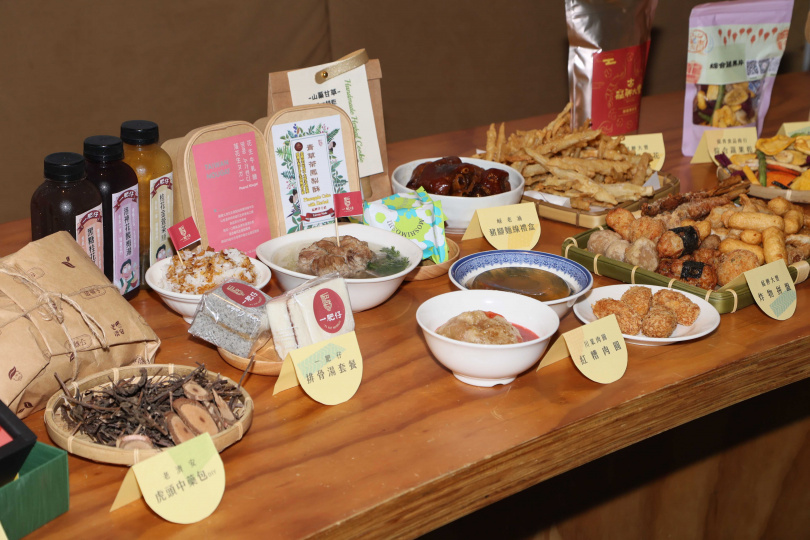 活動開跑前，在「萬華世界下午酒場」中展示萬華許多知名店家的好料。（圖／萬華街區發展協會提供）