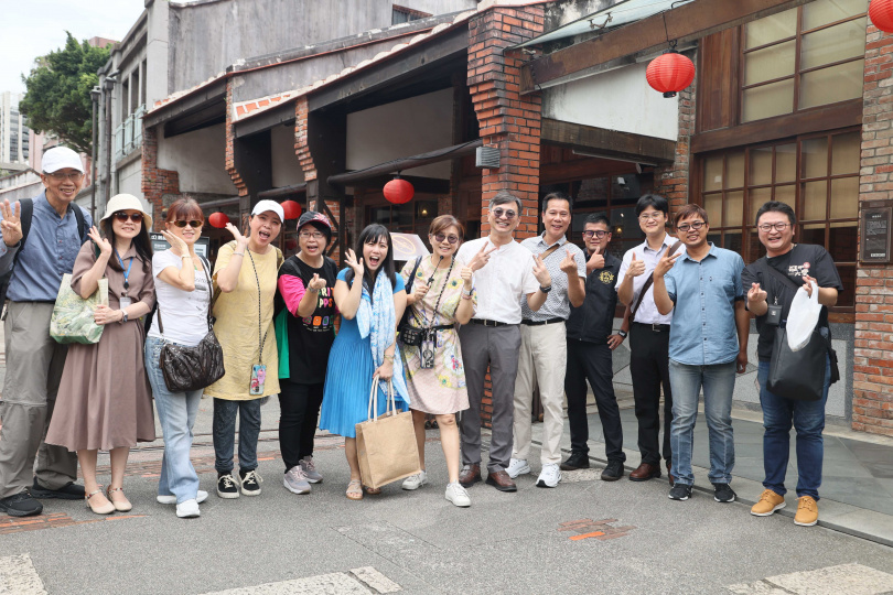 專業導覽老師帶領媒體踩線團，在剝皮寮園區內合影。（圖／萬華街區發展協會提供）