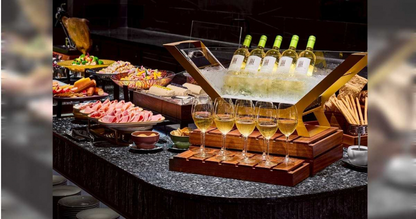 島語為強調首創餐酒搭配的自助餐品牌，高雄店也維持「一島檯、一餐酒」的精神提供精緻餐飲體驗。（圖／漢來美食提供）