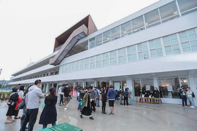 青鳥書店曾在不少縣市插旗，基隆的太平青鳥書店更被譽為最美望海書店。（圖／基隆市政府提供）