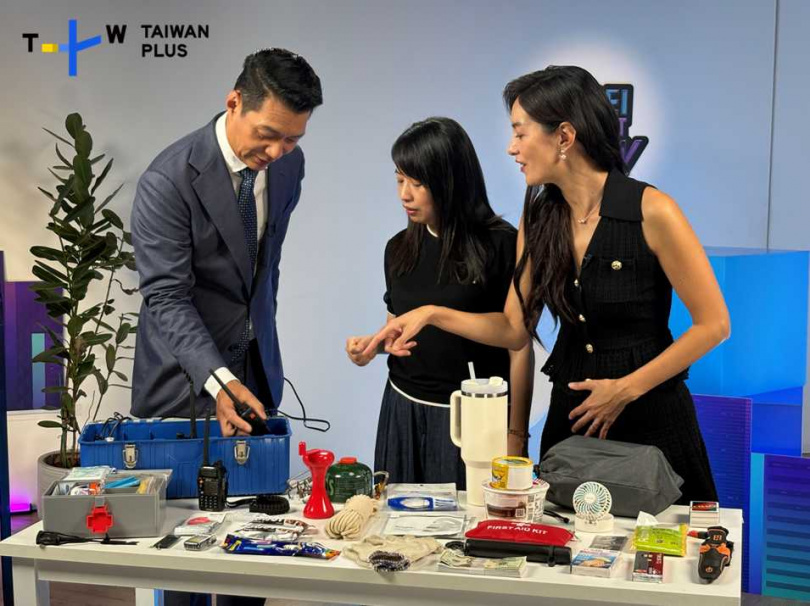 聶雲（左起）與鄭心媚、Janet正在比賽挑選逃難包品項。（圖／TaiwanPlus提供）