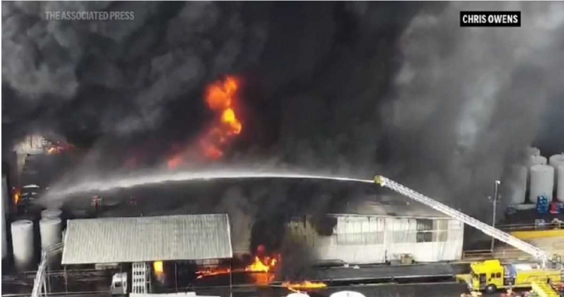 Smitty’s Supply工廠內設有大型儲槽，容量可達約3,290萬公升，這次爆炸造成廠區嚴重毀損。