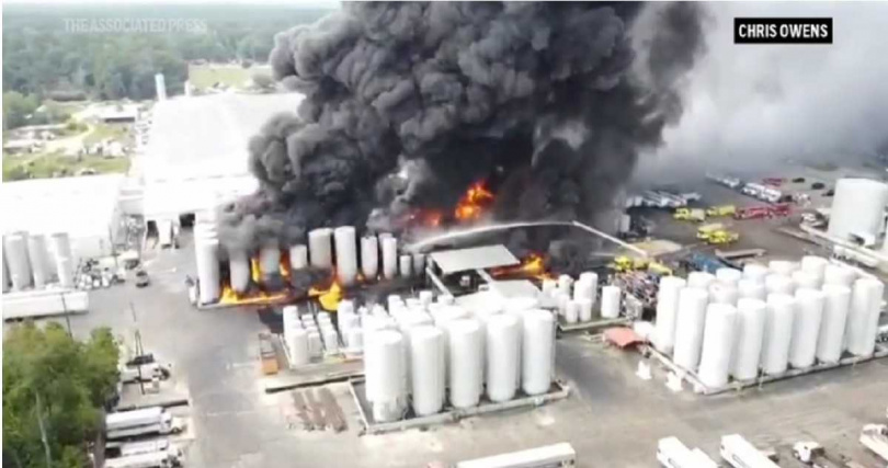 距離爆炸點僅約1.2公里的羅斯蘭小學，師生由校車載往安全地點，家長再前往接回。