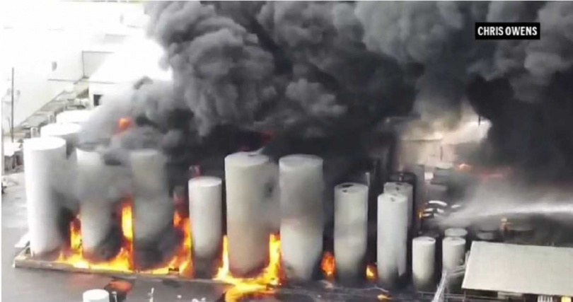 路易斯安那州羅斯蘭（Roseland）的Smitty’s Supply工廠發生爆炸，大火引發濃煙直竄天際。（美聯社）