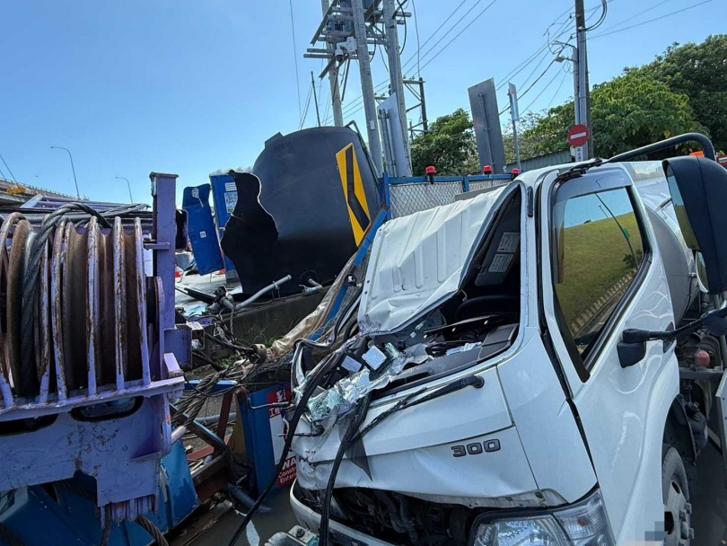 灑水車車頭近乎全毀。(圖/翻攝畫面)