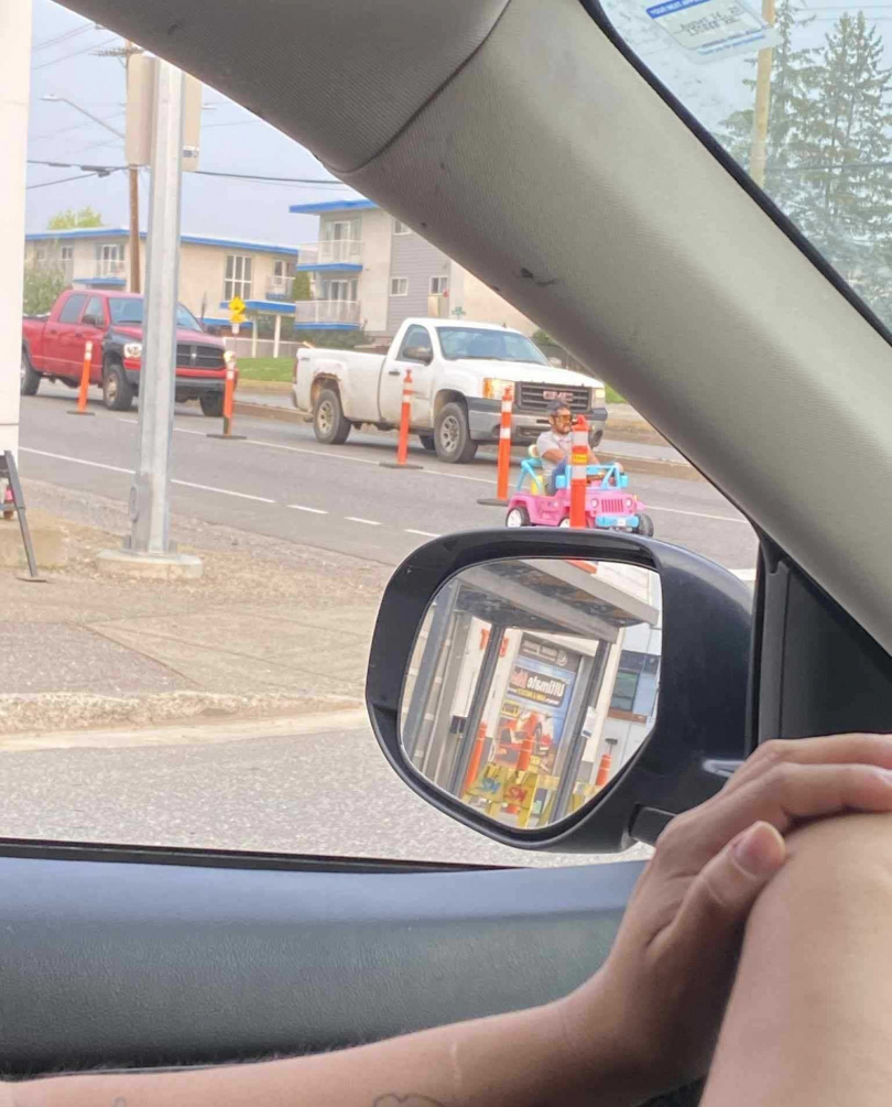 事發當下，有多名駕駛目擊了林肯悠哉駕駛小吉普在路上兜風的畫面。（圖／翻攝FB／Nikita Morgan）