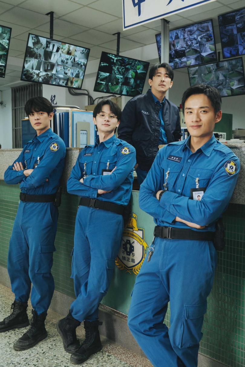 左起邱以太、張軒睿、陳澤耀以及施名帥（上排）在影集中飾演監所管理員。（圖／愛奇藝國際版、壹壹影業提供）
