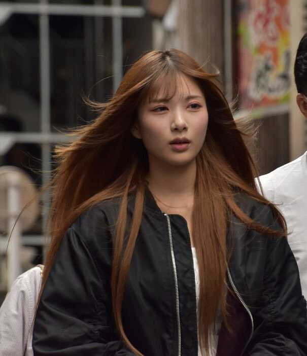 田野和彩被逮捕的畫面透過日本媒體放送曝光後，長相在網路社群上引發討論。（圖／翻攝X／uron_tya4）