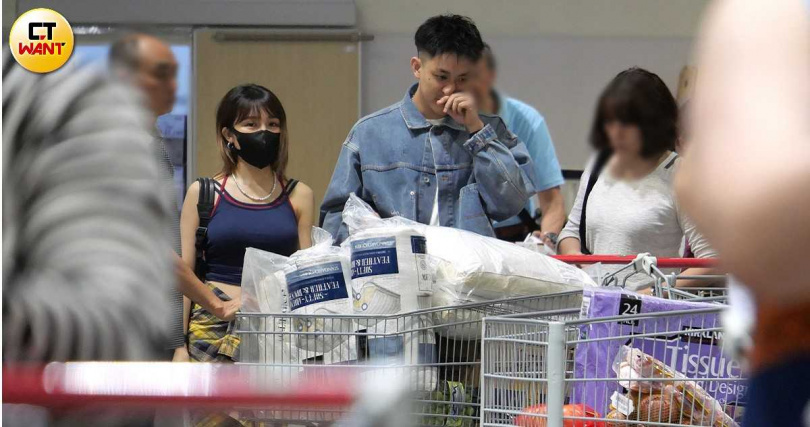 張若凡與男友翁乙宏及對方爸媽曾被拍到一起逛大賣場共度下午茶時光，互動就像一家人一樣。（圖／本刊攝影組）