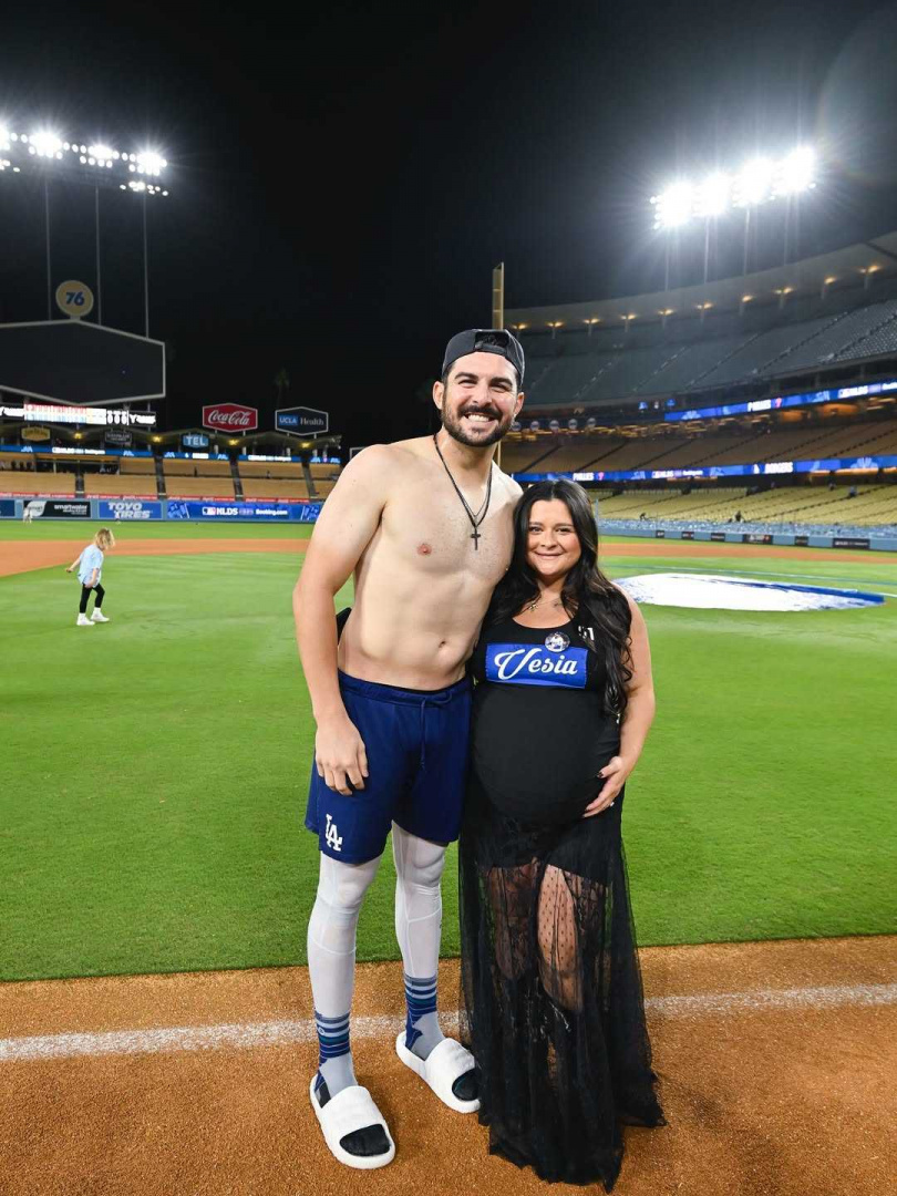 10月中凱拉挺著孕肚在球場與費西亞合照。（圖／翻攝IG／babyy_vesia）