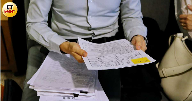 小鄭為了婚姻四處奔走，目前訴願遭到駁回，只能進一步指望高等行政法院訴訟能逆轉頹勢。（圖／周志龍攝）