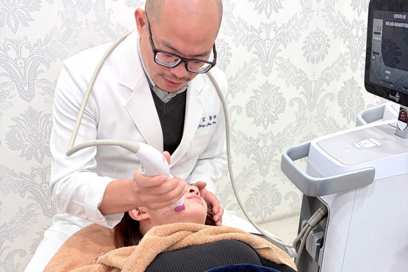 佳思優醫美診所院長鄒政家醫師教你判別原廠的鳳凰電波。(圖/佳思優診所提供)