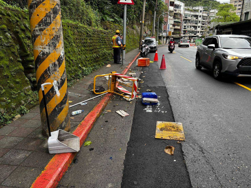 王夢麟撞上手推車後又自撞燈桿,所幸他與清潔隊員都沒有受傷。(圖/翻攝畫面)