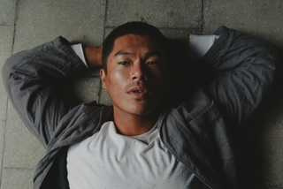 柯煒林在電影《大濛》中展現出極具鬆弛感的演技，成功將角色氣質鮮明地傳遞給觀眾。（圖／華文創 提供）