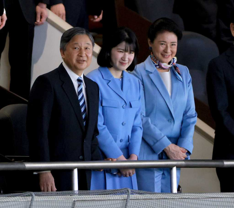 德仁天皇與雅子皇后、愛子公主到場觀戰世界棒球經典賽。