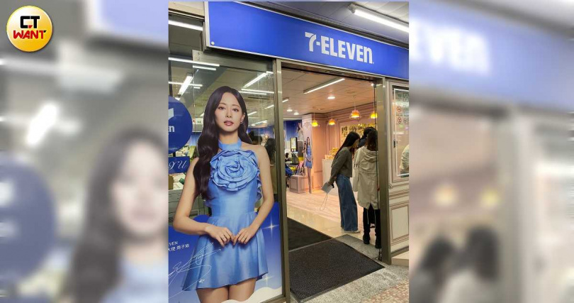 便利商店門上貼著周子瑜的美照，十分吸睛。（圖／郭曉芸攝）