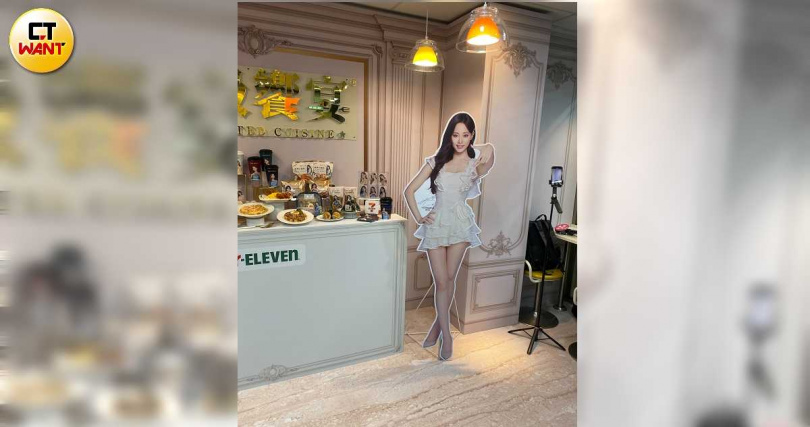 多款美食商品包裝上均印有周子瑜的照片。（圖／郭曉芸攝）