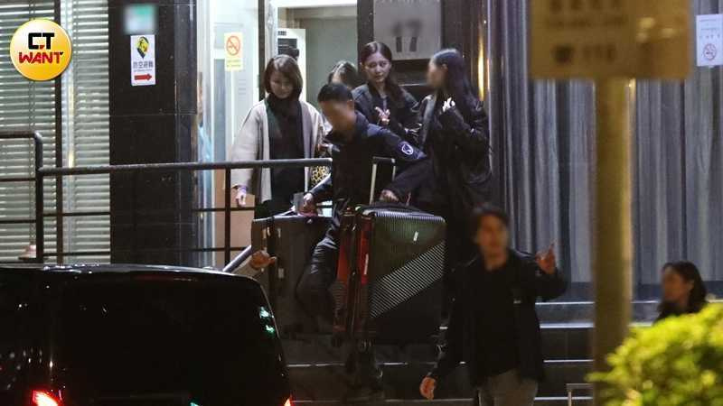 收工時的周子瑜沒戴帽子，在媽媽的陪伴下神情看來放鬆不少。（圖／本刊攝影組）