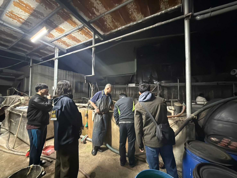 稽查人員於廠內勘查。（圖／翻攝自新北市政府官網）