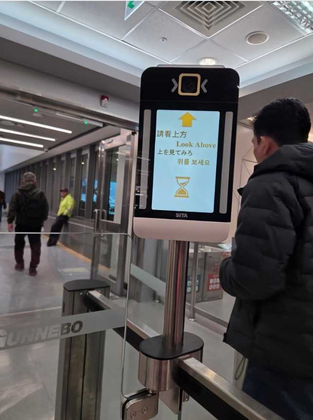 台北松山機場人臉辨識系統疑似翻譯出包,引發台日網友討論。(圖/翻攝自X/Bcl_winds)