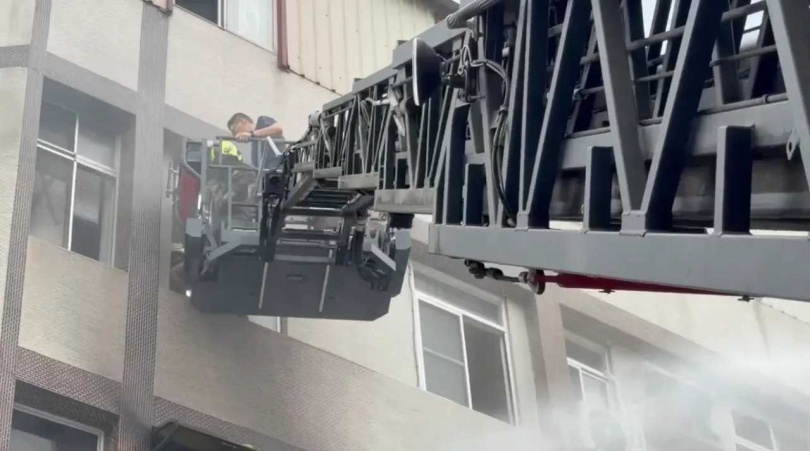 台南東區東興路一棟民宅凌晨火警，消防人員兵分兩路，其中一組以雲梯車救出7旬婦及同住兒子。（圖／消防局提供）