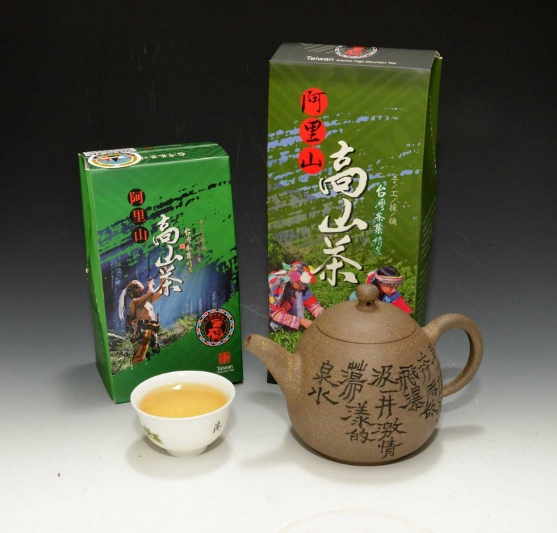 充滿鄒族文化特色的茶葉包裝與鮮活山頭氣的達明阿里山茶。(圖/吳德亮攝影)