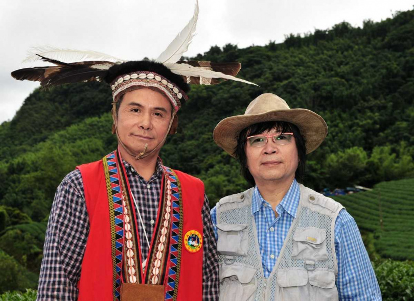 本文作者吳德亮與鄒族勇士安達明在茶園合影。(圖/吳德亮攝影)