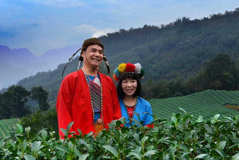 頭戴熊鷹羽飾的安達明與愛妻戴素雲鶼鰈情深。(圖/吳德亮攝影)