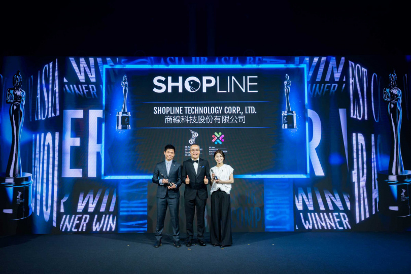 SHOPLINE 台灣總經理葉力維(左)率人資團隊出席 2026 HR Asia Awards 接受頒獎。(圖片提供/SHOPLIN)