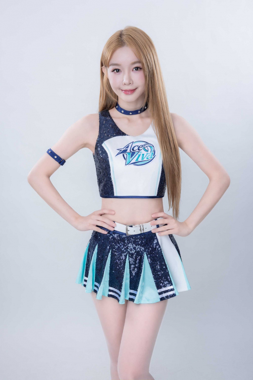Yuri透露新制服其中綠色正好呼應臺中連莊的Logo,並融入啦啦隊經典的百褶元素。(圖/LEXX原質娛樂提供)