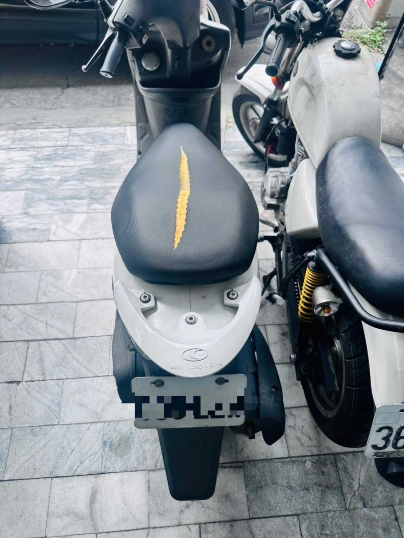 機車坐墊被割毀。(圖/警方提供)