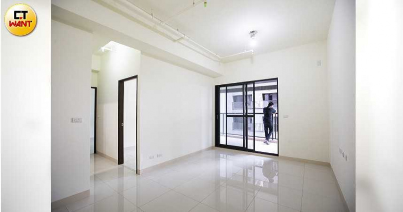 被害人發現自己房子有多處工程瑕疵,但建商催促先趕快辦交屋再說。(圖/黃威彬攝)