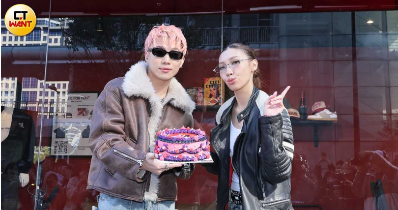 ØZI(左)探班為Karencici(右)送上生日蛋糕慶生。(圖/楊澍攝)