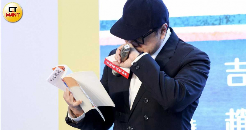 蔡康永在唸吉本芭娜娜作品時,因提及思念的人,忍不住當場淚崩。(圖/林士傑攝)