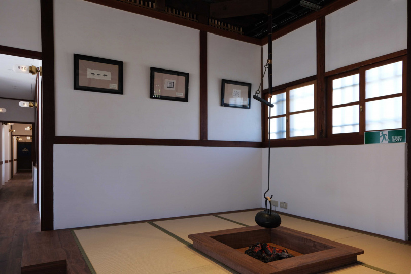 公共空間還規劃了勾懸掛鐵壺的迎賓茶席,在辦理入住、退房時也能得到短暫的休憩。(圖/雲品國際提供)