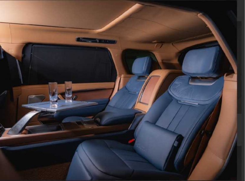 Range Rover SV Taiwan Edition 福爾摩沙珍藏款前座採用香芹籽棕近苯胺皮革，後座採用名為自由藍的半苯胺皮革飾面。（圖／JLR Taiwan提供）
