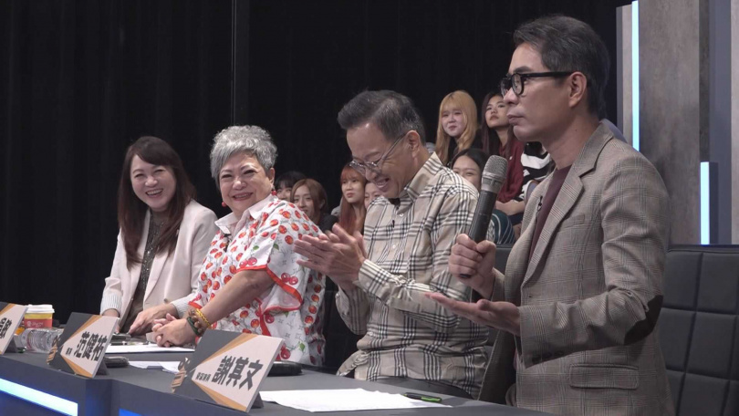 選秀節目《戲戲品味》，邀來楊潔玫（左1）、吳敏（左2）等人擔任評審。（圖／中天綜合台提供）