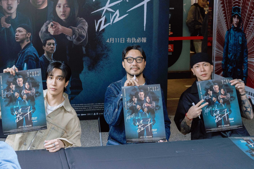 電影《器子》為婁峻碩（左）與小春（右）首度合作，中間為導演簡學彬。（圖／華映娛樂提供）