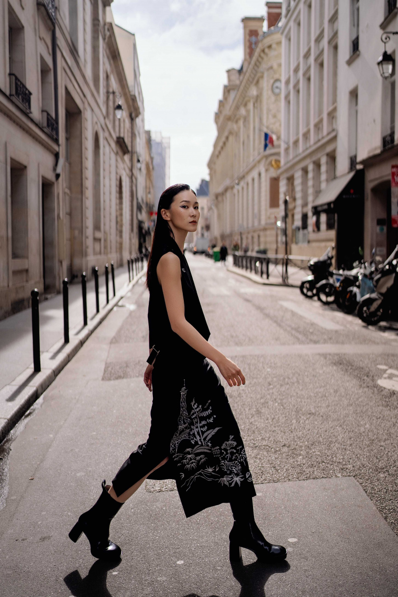 鍾瑶在巴黎街頭漫步。（圖／星星相藝）