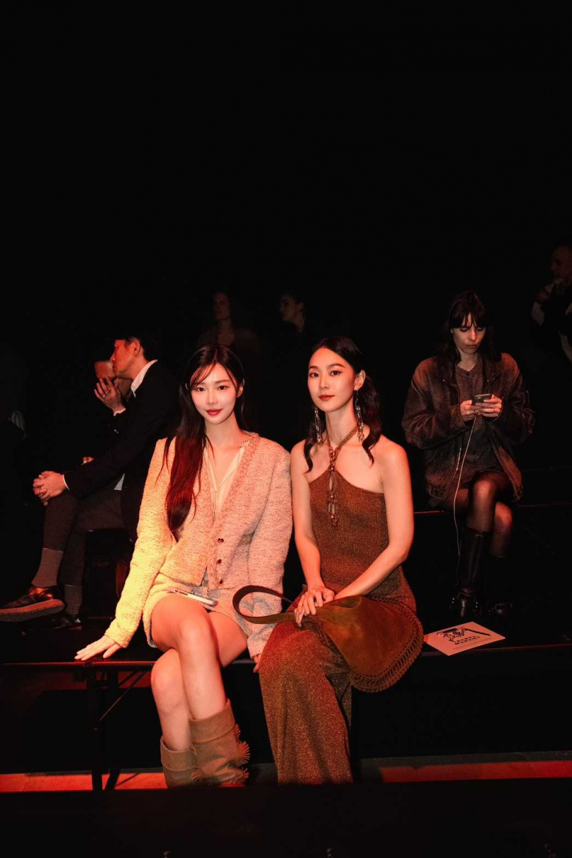 鍾瑶（右）與《單身即地獄》爆紅的李時安同場看秀。（圖／星星相藝）&nbsp;