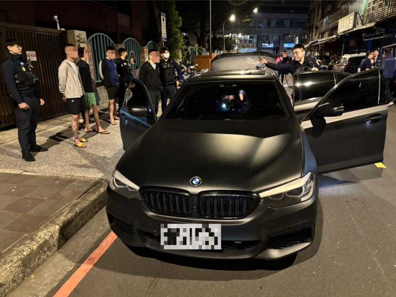 警方攔截圍捕逮獲8名嫌犯。(圖/警方提供)