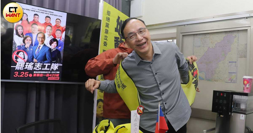 國民黨主席朱立倫近期因支持者不滿意罷免綠委第一階段連署結果，在黨內成為眾矢之的。（圖／周志龍攝）&nbsp;