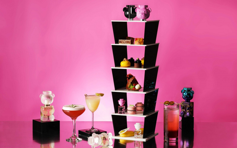MOSCHINO PARFUM與台北W飯店的WOOBAR攜手打造最新一季的「W Tipsy Tea」雙人下午茶套餐“Bear Bites”。即日起至6/30每日下午兩點至五點供應，每套售價2,588元+ 10%，並隨餐附MOSCHINO PARFUM 5ml小香2支。（圖／品牌提供）